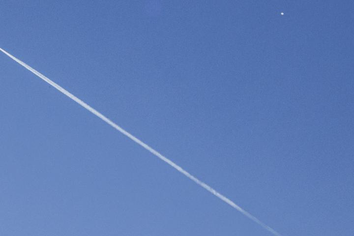 Un avión comercial (i) vuela por debajo del "globo espía" chino (d) detectado en el espacio aéreo estadounidense, este sábado en Charlotte