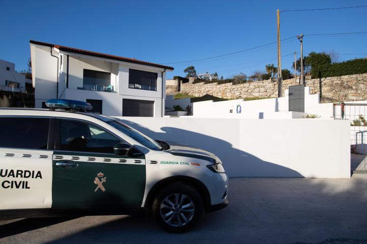 Un vehículo de la Guardia Civil en la vivienda del barrio residencial de Percibilleira, en la villa de Baiona, donde una mujer de 47 años ha sido hallada muerta.
