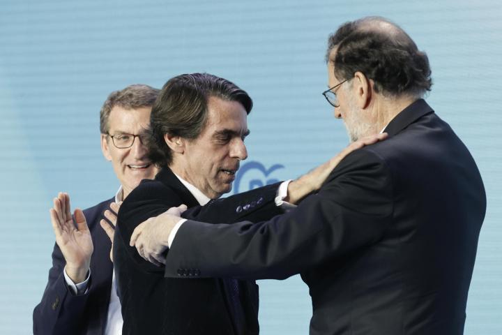 Aznar saluda a Rajoy, en presencia de Feijóo