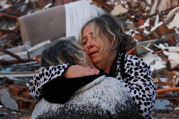 Unas mujeres se abrazan desesperadas en mitad de la destrucción del terremoto en Hatay, Turquía, ayer.