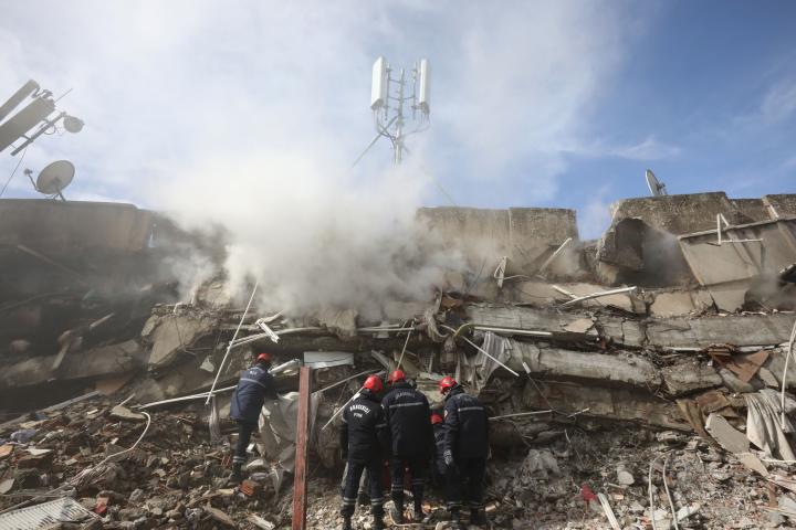 Personal de emergencia busca a personas con vida entre los escombros tras el terremoto enTurquía.