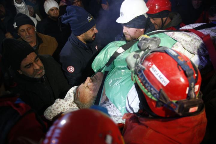 Rescate de un hombre con vida entre los escombros del terremoto en Turquía
