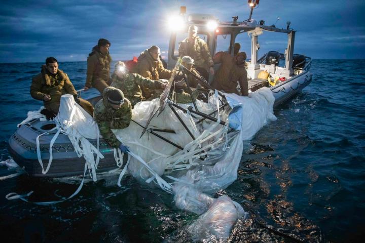 Varios miembros de la Marina de EEUU rescatan los restos del globo chino derribado