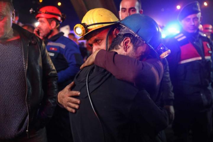 Dos operarios de emergencias se abrazan durante las labores de rescate en Turquía