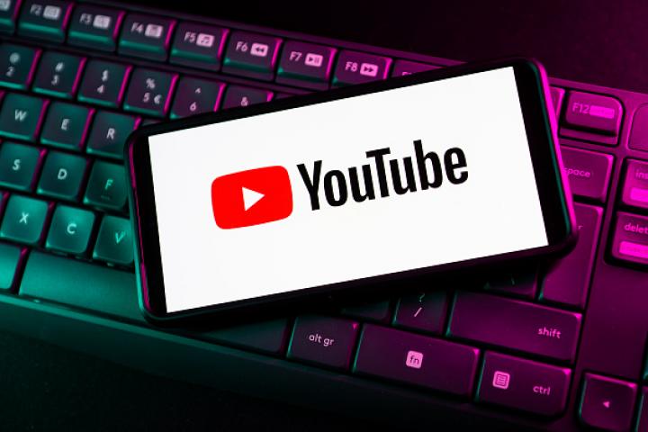 Ilustración fotográfica con el logo de YouTube
