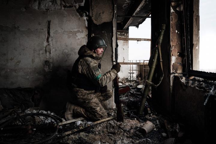 Un militar ucraniano del Servicio Estatal de Guardia de Fronteras en un puesto en Bajmut en medio de la invasión rusa de Ucrania.