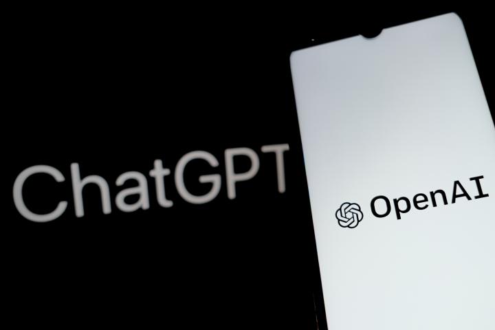 El logo de ChatGPT y un teléfono móvil.