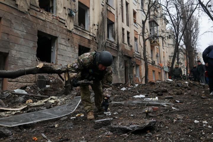 Un soldado ucraniano frente a un edificio residencial dañado por un misil ruso en Járkov, Ucrania.
