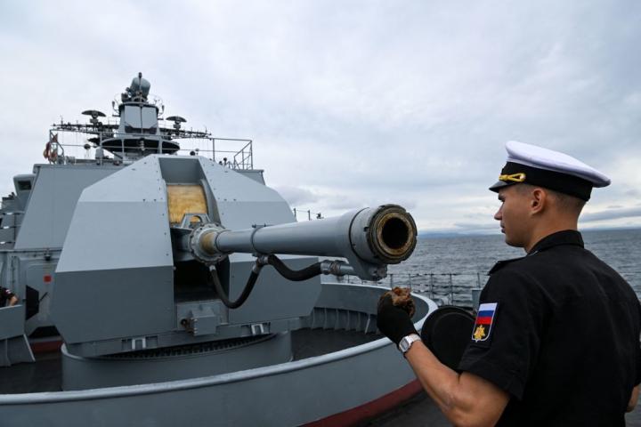 Un marino ruso en un buque de guerra durante unas maniobras militares en Vladivostock en septiembre de 2022.