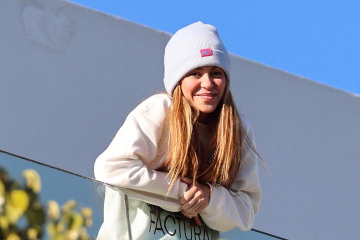 Shakira, en su casa de Barcelona a finales de enero con una sudadera en alusión a su sesión con Bizarrap.