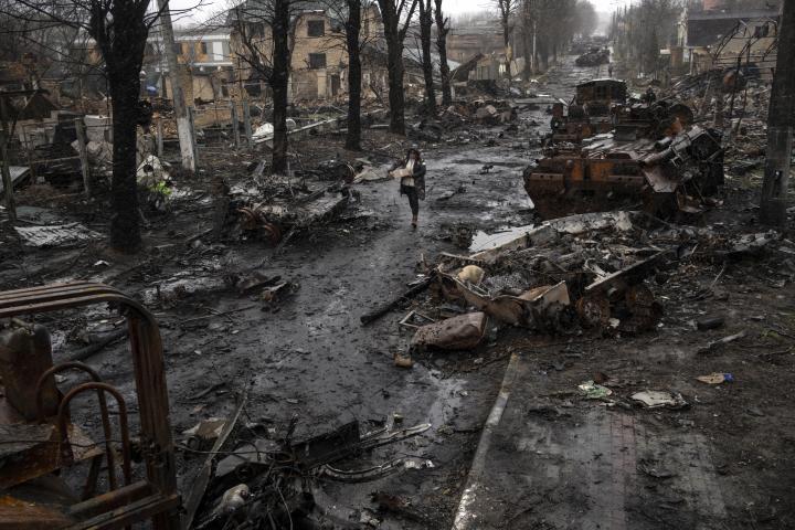 Una mujer camina por entre las calles reventadas de Bucha, el 2 de abril de 2022.