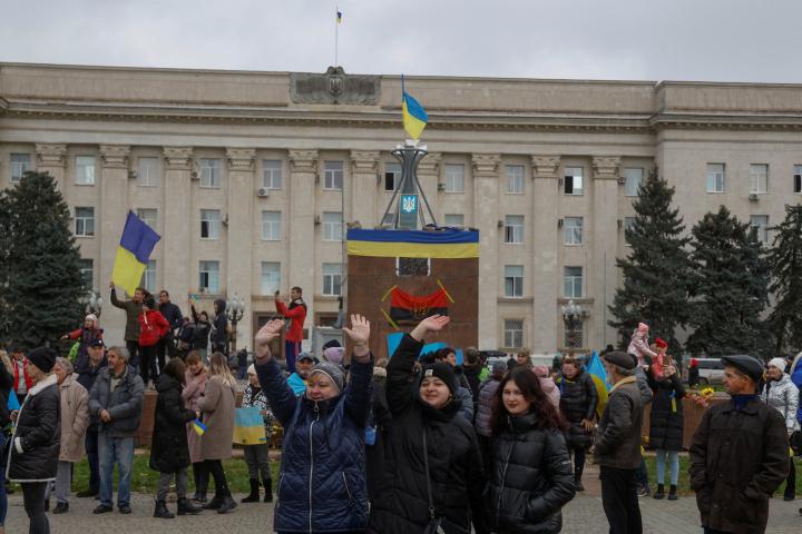 Residentes de Jersón celebran la liberación por parte de las tropas ucranianas, el 13 de noviembre.