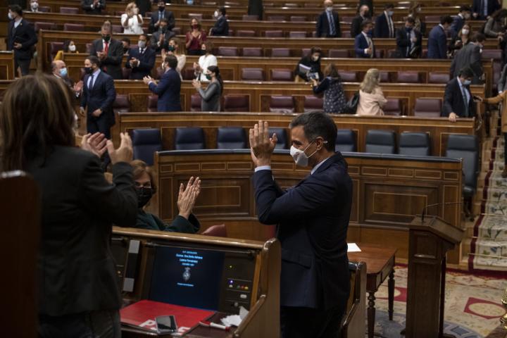 Aplausos a Pedro Sánchez tras la moción de censura de Vox en el Congreso.