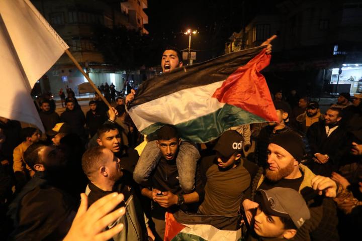 Ciudadanos palestinos protestan en Nablus contra la violación de los pactos