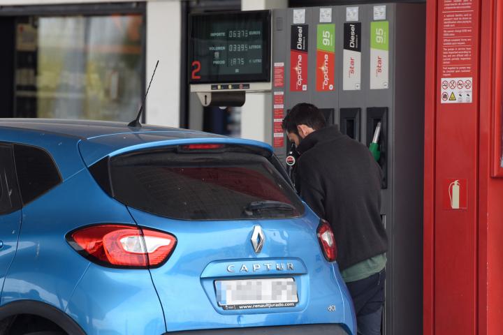 Un hombre echa gasolina a su coche en una estación de servicio, en Madrid.
