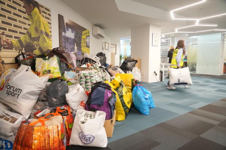 Toneladas de ropa para las víctimas del terremoto de Turquía se acumulan en  el País Vasco