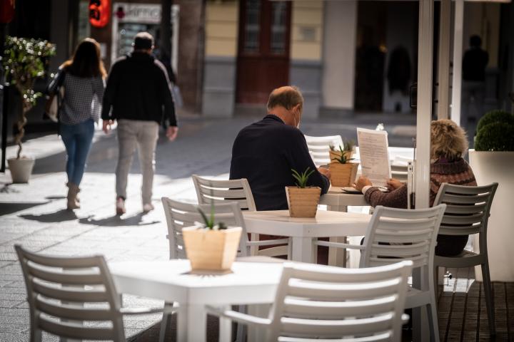 Dos personas en la terraza de un restaurante de Tenerife, en una imagen de archivo.