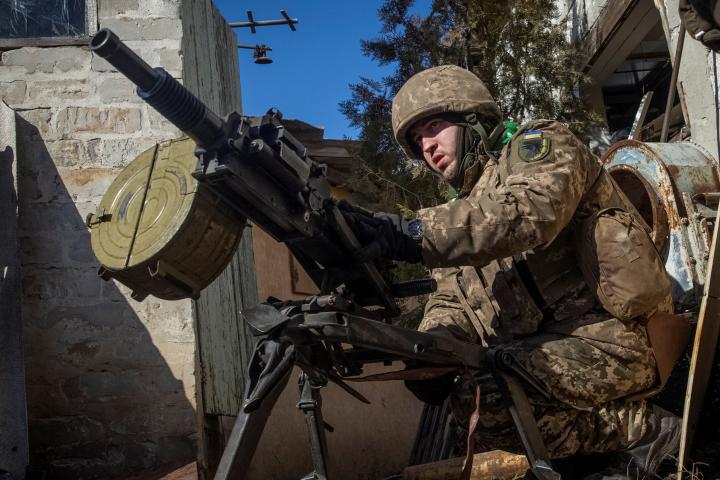 Un soldado ucraniano con lanzagranadas defendiendo una posición en el frente de Bajmut (Donetsk, Donbás).