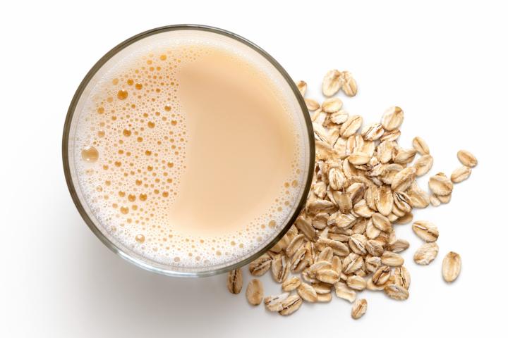 Un vaso con bebida de avena, en una imagen de archivo.