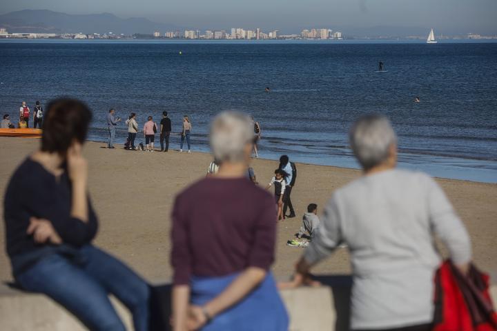 Foto de archivo de varias personas disfrutando del sol en una playa de Valencia.