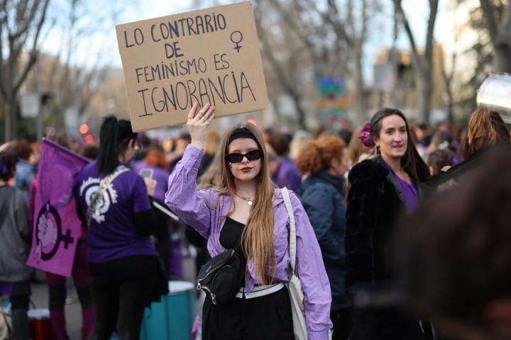 Una manifestante en Madrid levanta su pancarta feminista