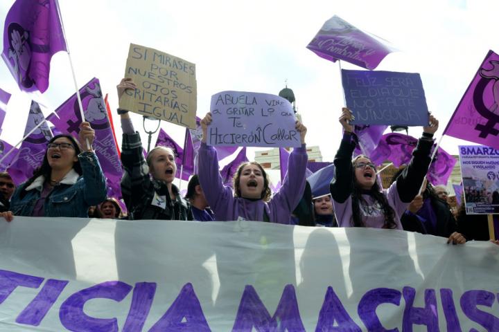 "Abuela, vine a gritar lo que te hicieron callar", reza este cartel en Madrid