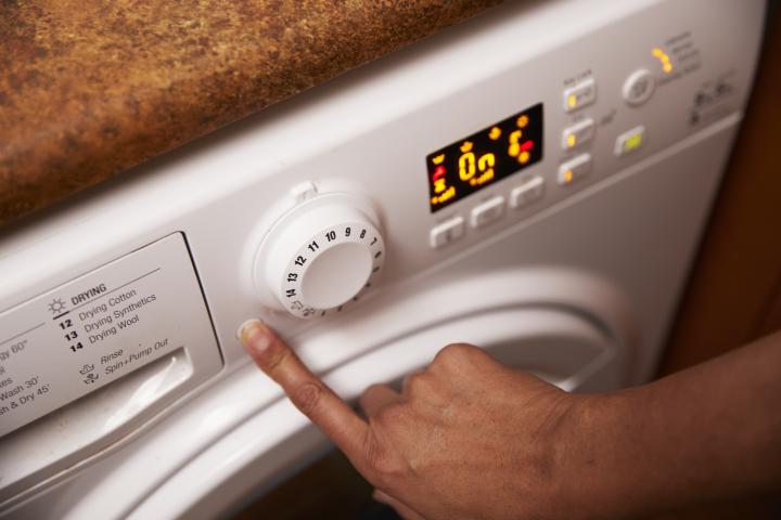 Poner la lavadora es una de las tareas del hogar a la que más tiempo dedicamos