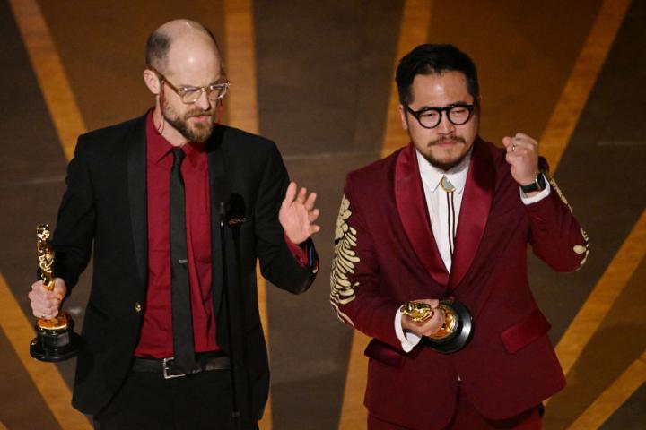 Daniel Scheinert (izda.) y Daniel Kwan recogen el Oscar 2023 a mejor dirección.
