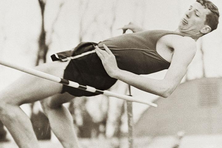 Dick Fosbury, en un salto durante su juventud, en 1967