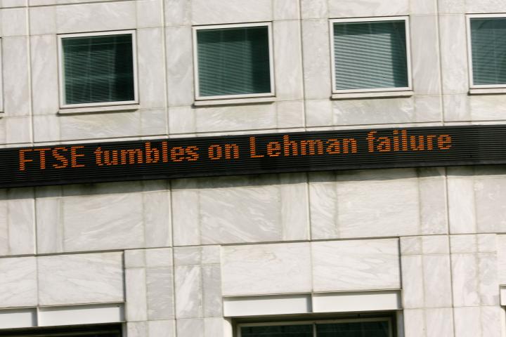 Aviso en Londres sobre la quiebra de Lehman Brothers.