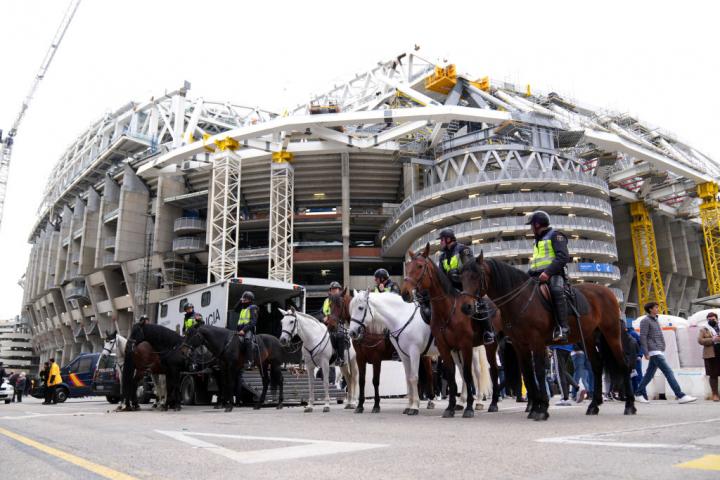 Policías a caballo vigilan los exteriores del Santiago Bernabéu