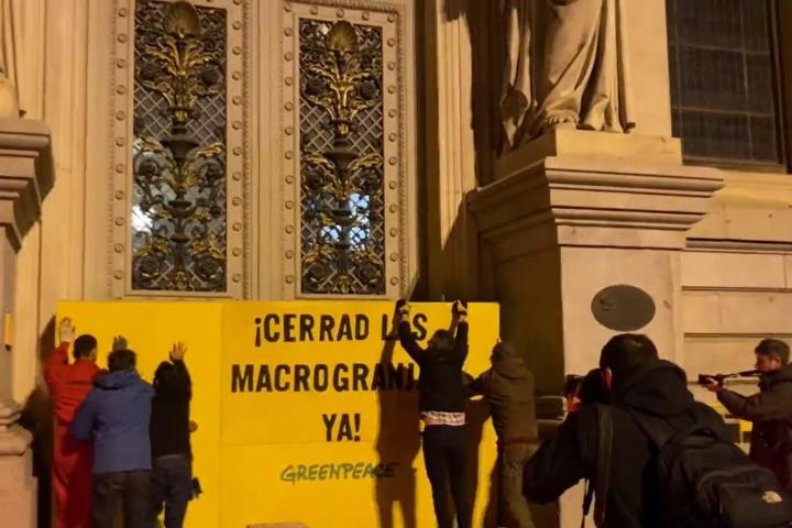 Activistas de Greenpeace bloquean el acceso principal al edificio del Ministerio de Agricultura, en protesta contra las macrogranjas.