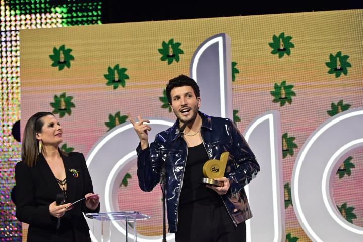Sebastian Yatra recogiendo su premio Dial.