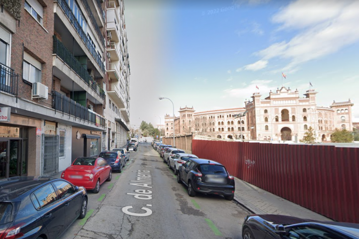 Calle de Almería, en el barrio de Ventas de Madrid, donde se ha producido el fuego.