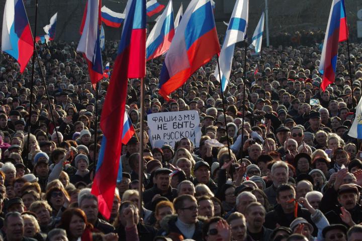 Una pancarta pide que no haya fascismo en la "tierra de Rusia", en una protesta con 10.000 personas proMoscú en Sebastopol (Crimea), el 23 de febrero de 2014.