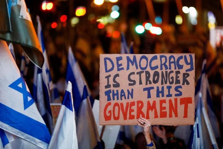 "La democracia es más fuerte que este Gobierno", reza una pancarta, durante una protesta en Tel Aviv el pasado 11 de marzo.