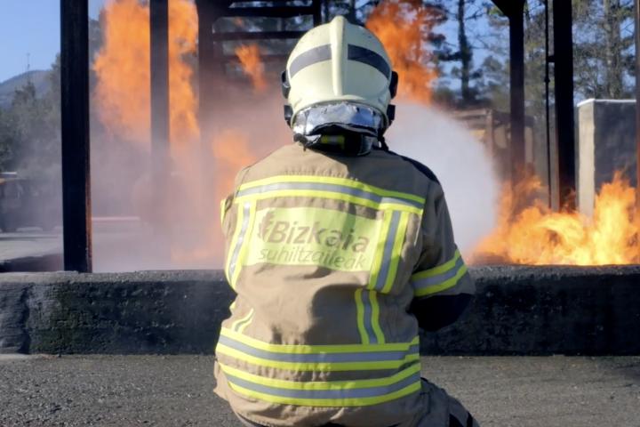 Imagen de un bombero de Bizkaia