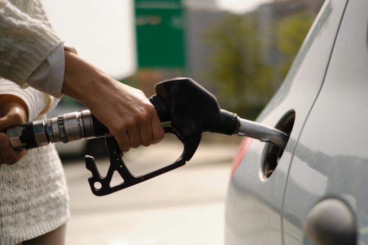 Una persona echa gasolina en su coche.