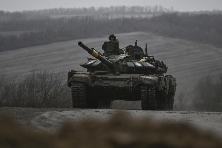 Un tanque del ejército ucraniano rueda por una carretera fuera del área de Bajmut.