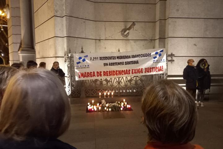 Vigilia silenciosa en Madrid para recordar a los fallecidos de los centros residenciales, este sábado.