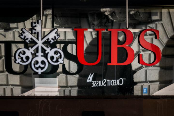 El logotipo del banco gigante suizo UBS frente al logotipo del banco Credit Suisse en Zúrich.