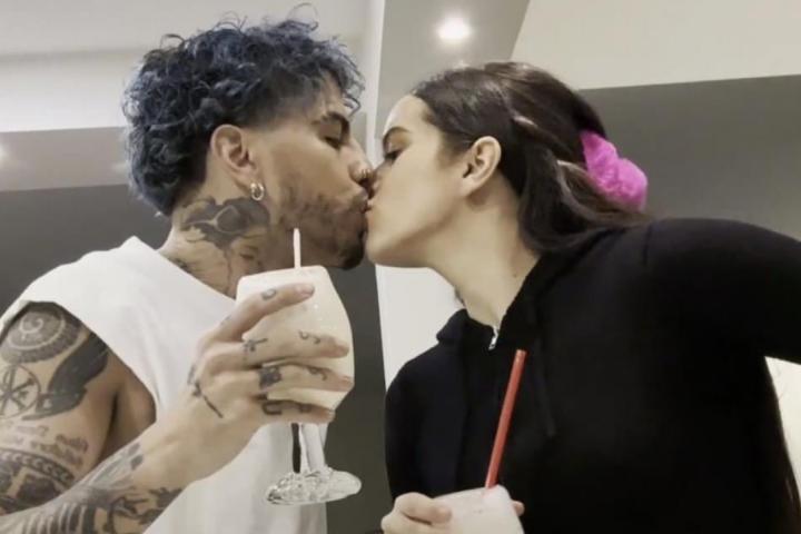 Rauw Alejandro y Rosalía se besan durante la presentación en TikTok de su EP juntos