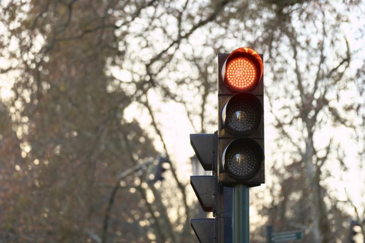 Semáforo localizado en una ciudad española