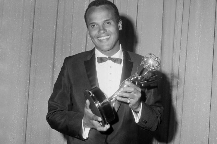 Harry Belafonte, con un Emmy por el especial 'Tonight With Belafonte' en 1960.