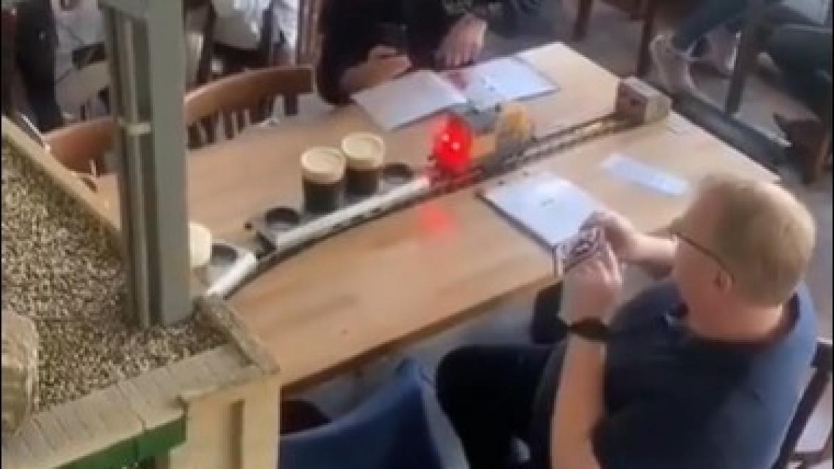 Un restaurante checo transforma la experiencia gastronómica con trenes que sirven la comida