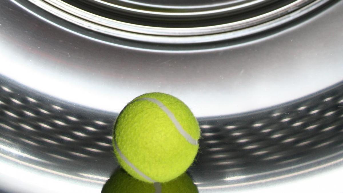 TRUCO LAVADORA  El motivo por el que la gente mete pelotas de tenis en la  lavadora