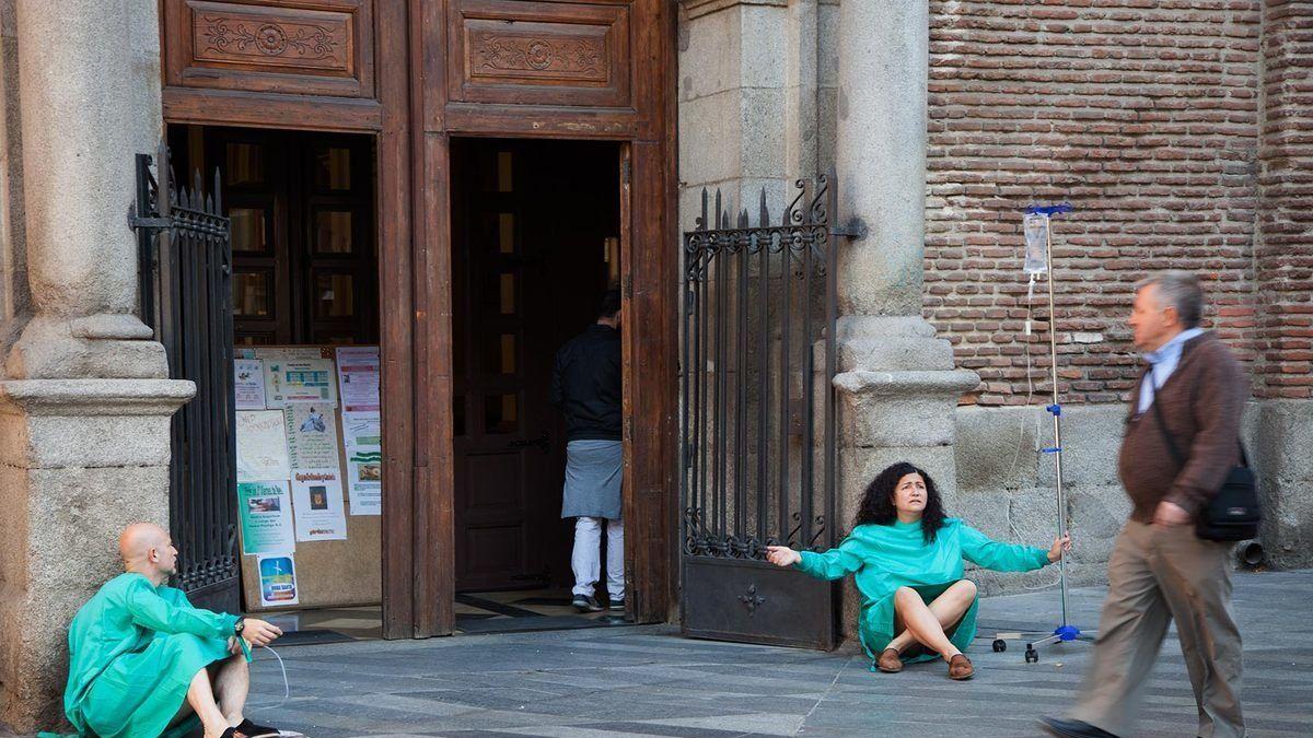 Así nos deja la Sanidad... con el culo al aire: la acción artística de  Yolanda Domínguez (VÍDEO, FOTOS)