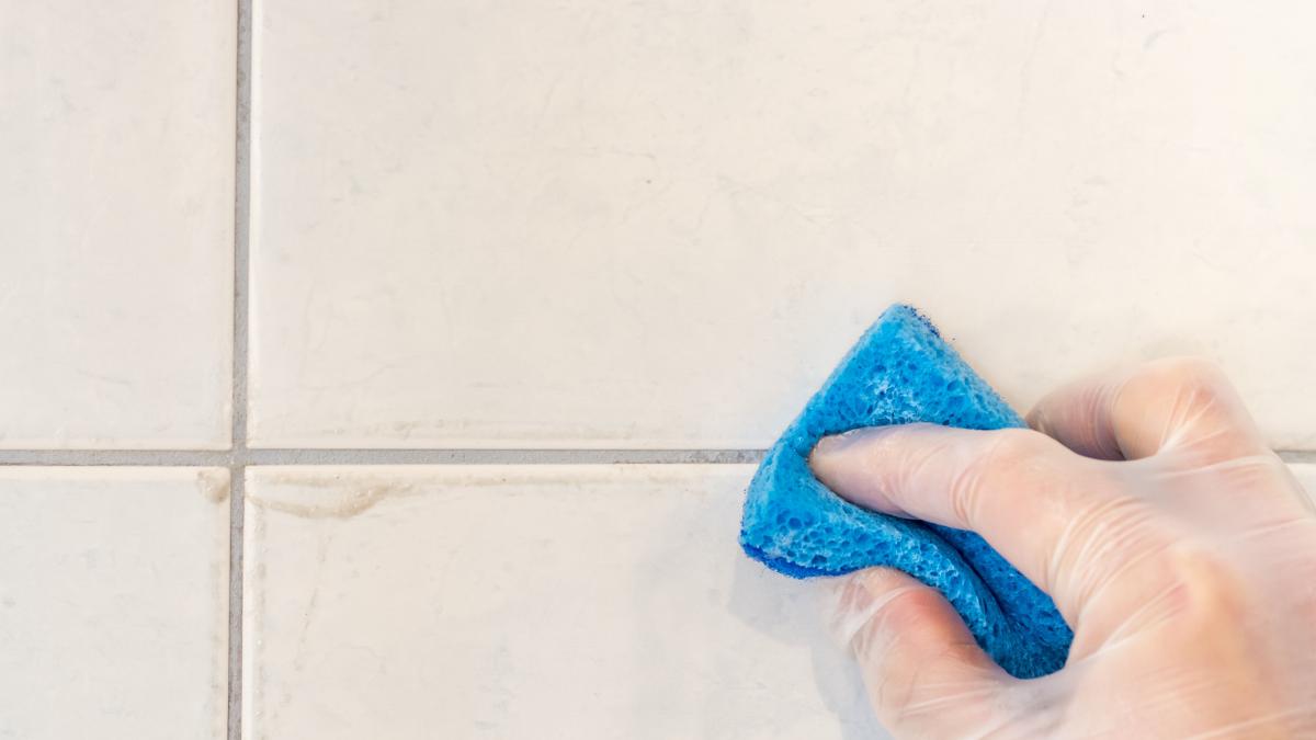Fácil y barato: el truco limpiar el de los azulejos del baño