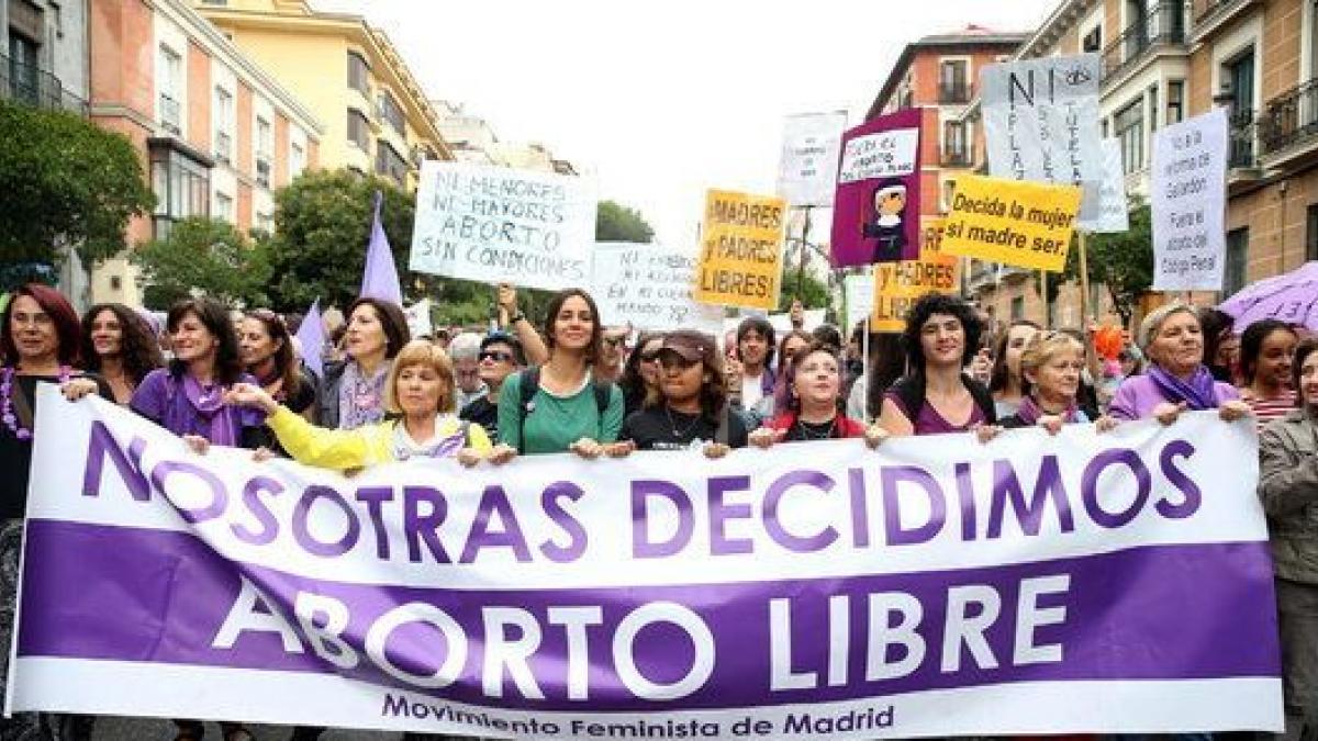 Castilla y León obligará a los sanitarios a ofrecer a las embarazadas que  quieran abortar escuchar el latido del feto o ver ecografías 4D