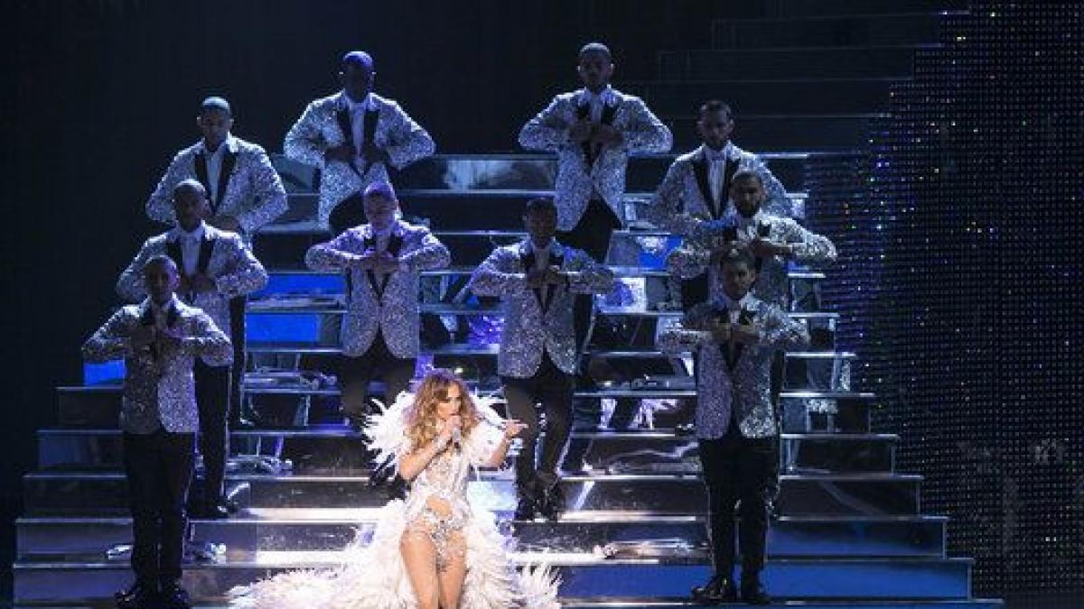 Upsss! A Jennifer Lopez se le rompe el pantalón en pleno concierto en Las  Vegas